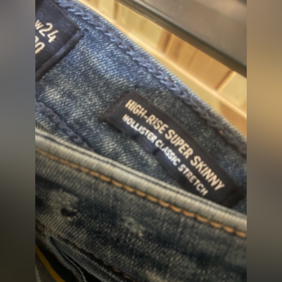 Hollister Destroyed High Waisted Jeans - Picture 6 of 7